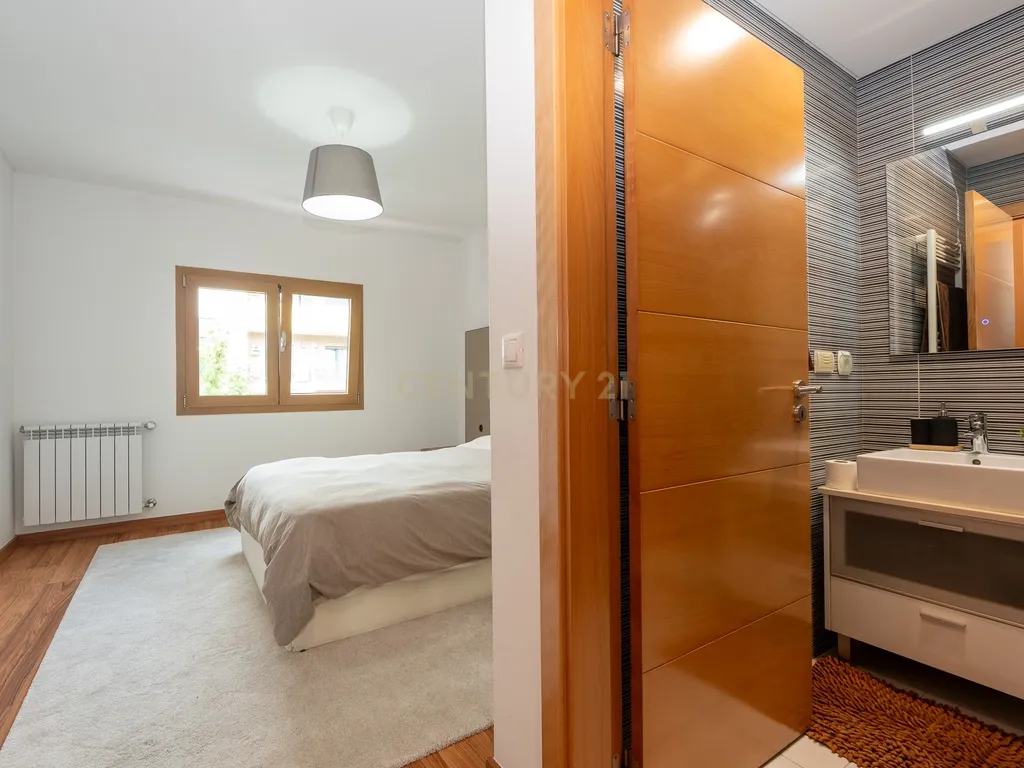 Apartamento de tipologia T3, com 2 varandas, 2 WC e box para 4 viaturas, situado no Jardim da Amoreira - Ramada em Odivelas. - Image 26