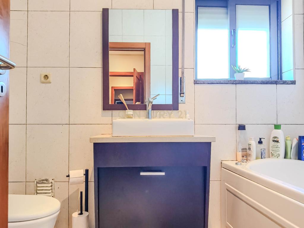 Apartamento T2 com Garagem e Arrumos — Coronado, São Mamede - Image 9