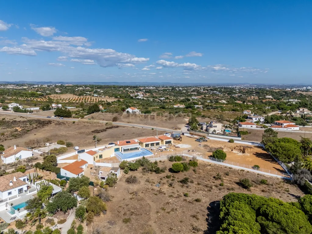 Moradia T4+1 de construção nova com piscina infinita | Caramujeira, Lagoa - Image 51