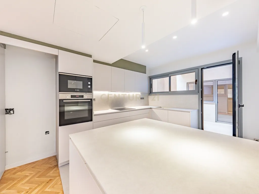 Espetacular apartamento renovado de 220 m² com 4 quartos - Image 4