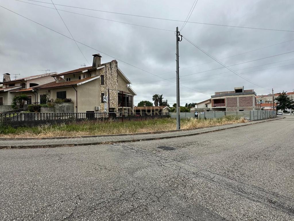 Duas moradias alvoradas + Terreno Urbano com projeto aprovado junto ao Glicinias - Image 2