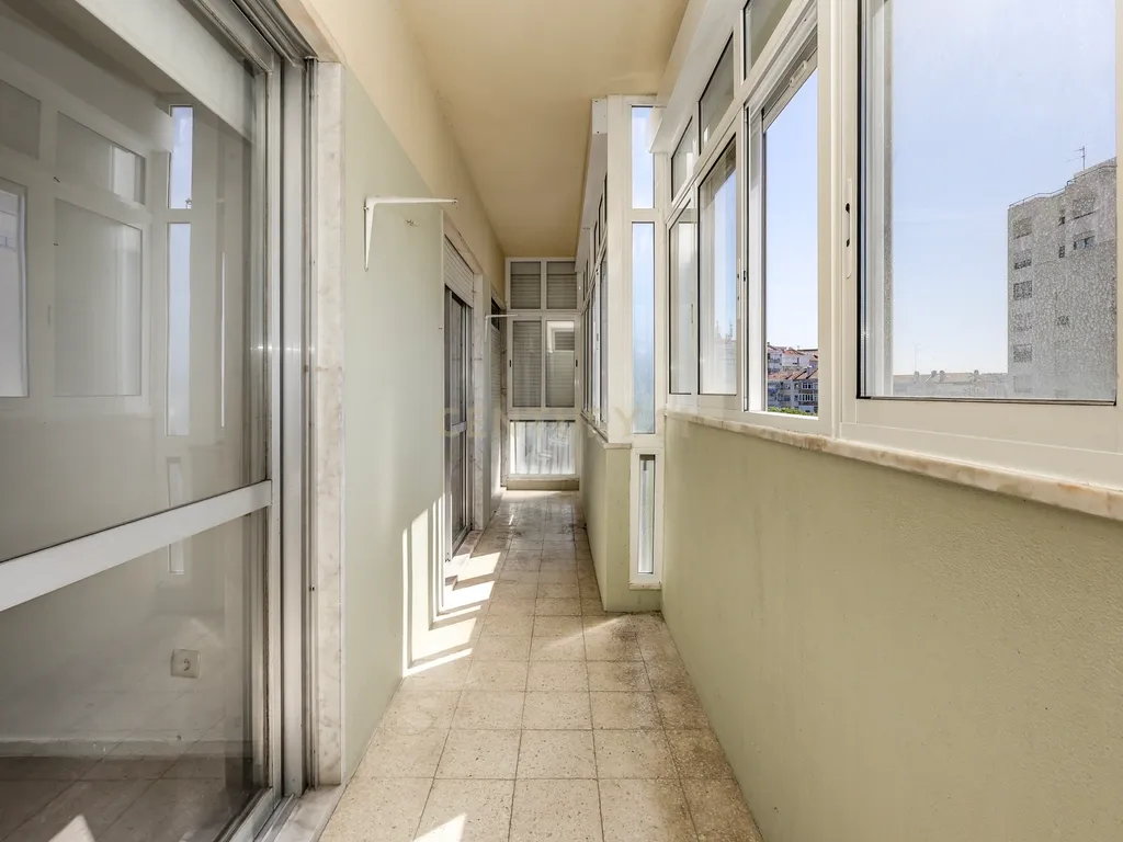 Apartamento T4 com 129 m² e estacionamento — Calçada do Tojal, oportunidade para remodelação total - Image 12