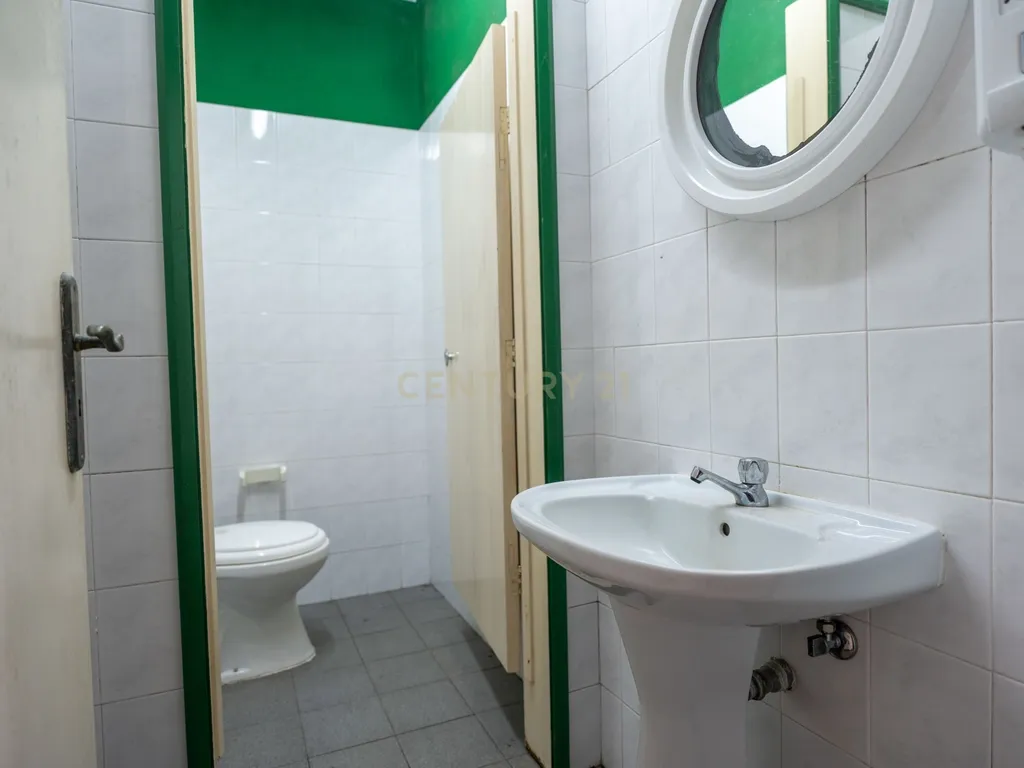 Moradia T4 + espaço comercial em Pico da Pedra - Image 29