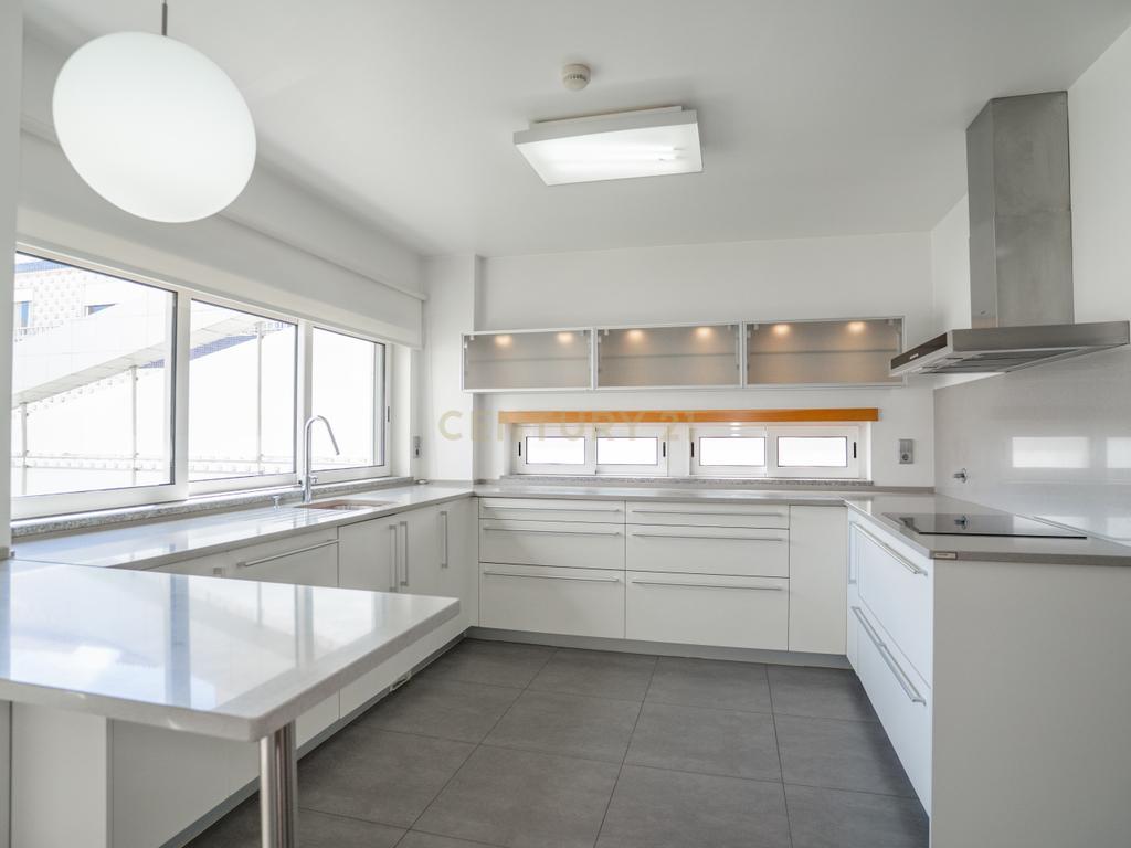 Apartamento T4 Premium com Terraço na Avenida da Independência - Image 13