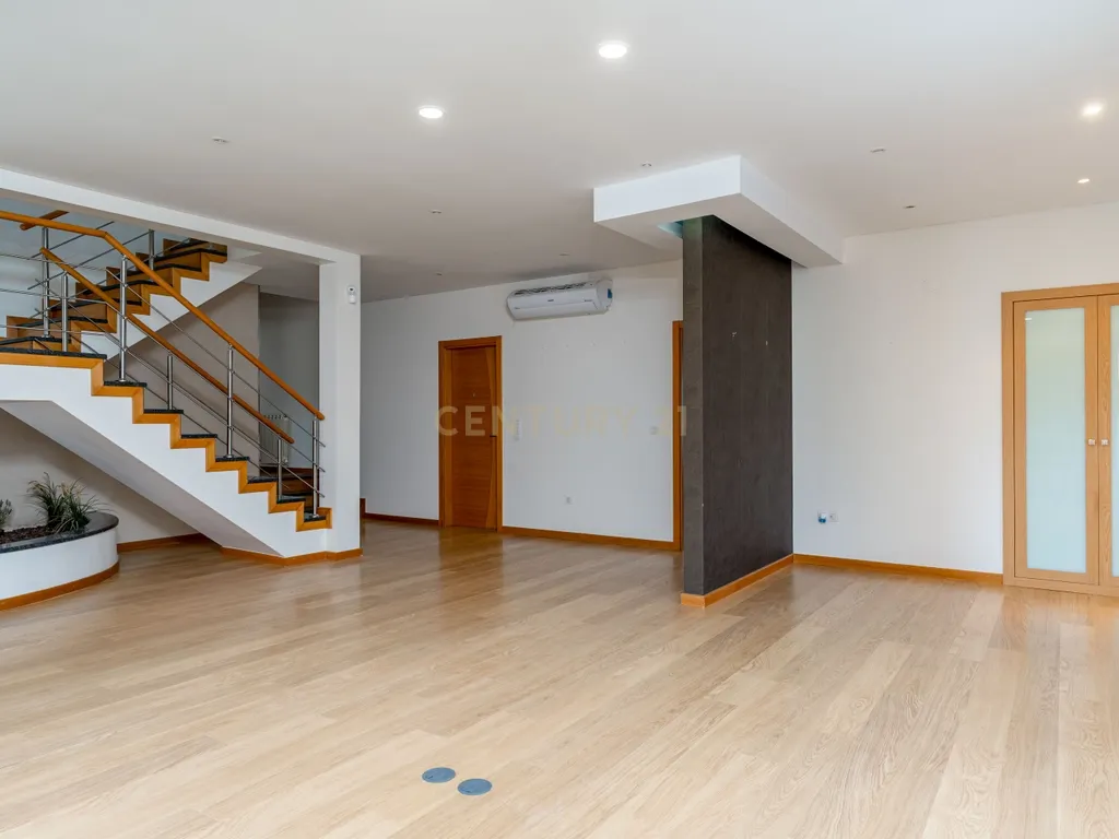 Moradia T4 com Piscina | 426 m² de Construção e Lote de 1.000 m² | Arruda dos Vinhos - Image 15