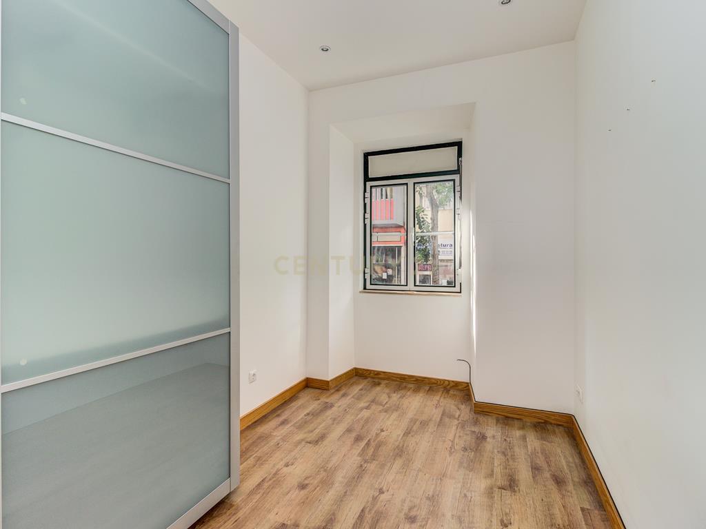  Apartamento T2 à venda na Rua Barão de Sabrosa – Penha de França, Lisboa - Image 7