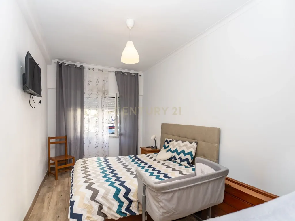 Apartamento T2(+1) Renovado com Logradouro de 100m² – Pronto a Habitar (Mobilado e Equipado) em Paio Pires - Oportunidade Única! - Image 5