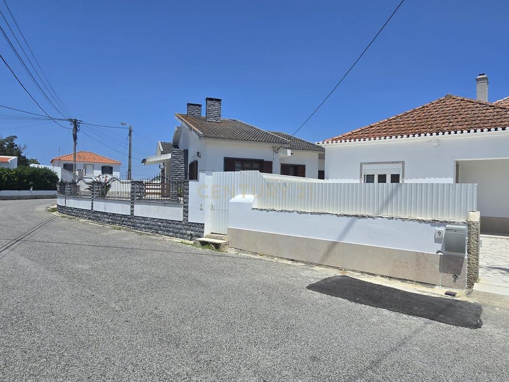 Moradia Renovada T2 em Magoito - Sintra com Terraço e Luz Natural - Image 19