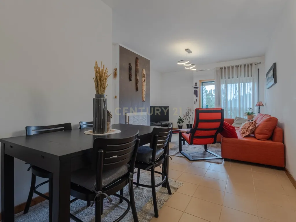 Fantástico Apartamento T2 com Lareira, Varanda e Lugar de Garagem | Fânzeres – Gondomar - Image 2