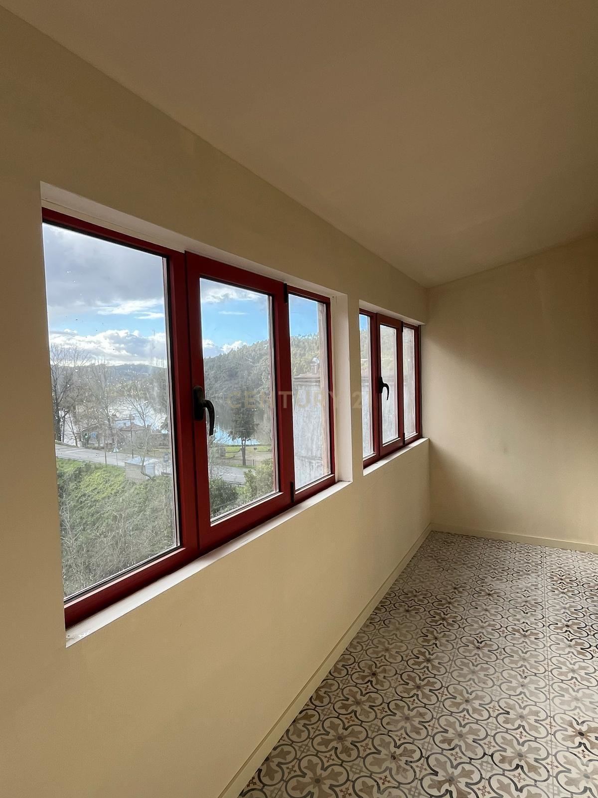 Edifício com T0, T1 e T2 com jardim, jacuzzi e piscina em Castelo de Paiva - Image 11