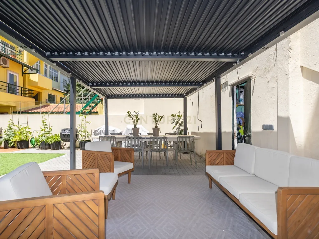Elegância e História: T4 Remodelado com Grande Logradouro Privativo no Bairro Salgado - Image 48