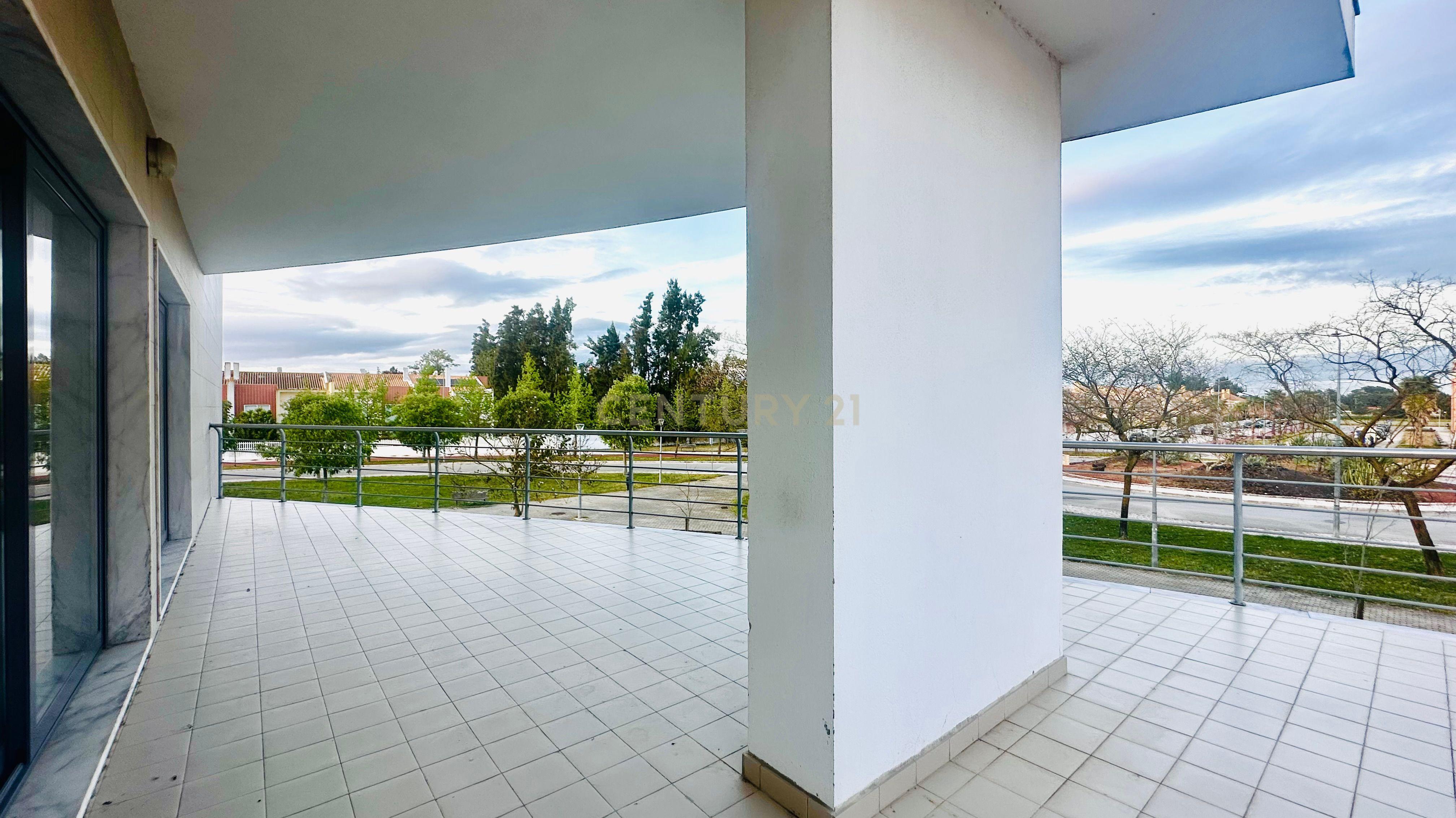 Fotografia 7 de Apartamento T4 com Terraço, Varandas, Garagem e Lugar de Estacionamento, na Vila Serena, Pinhal Novo