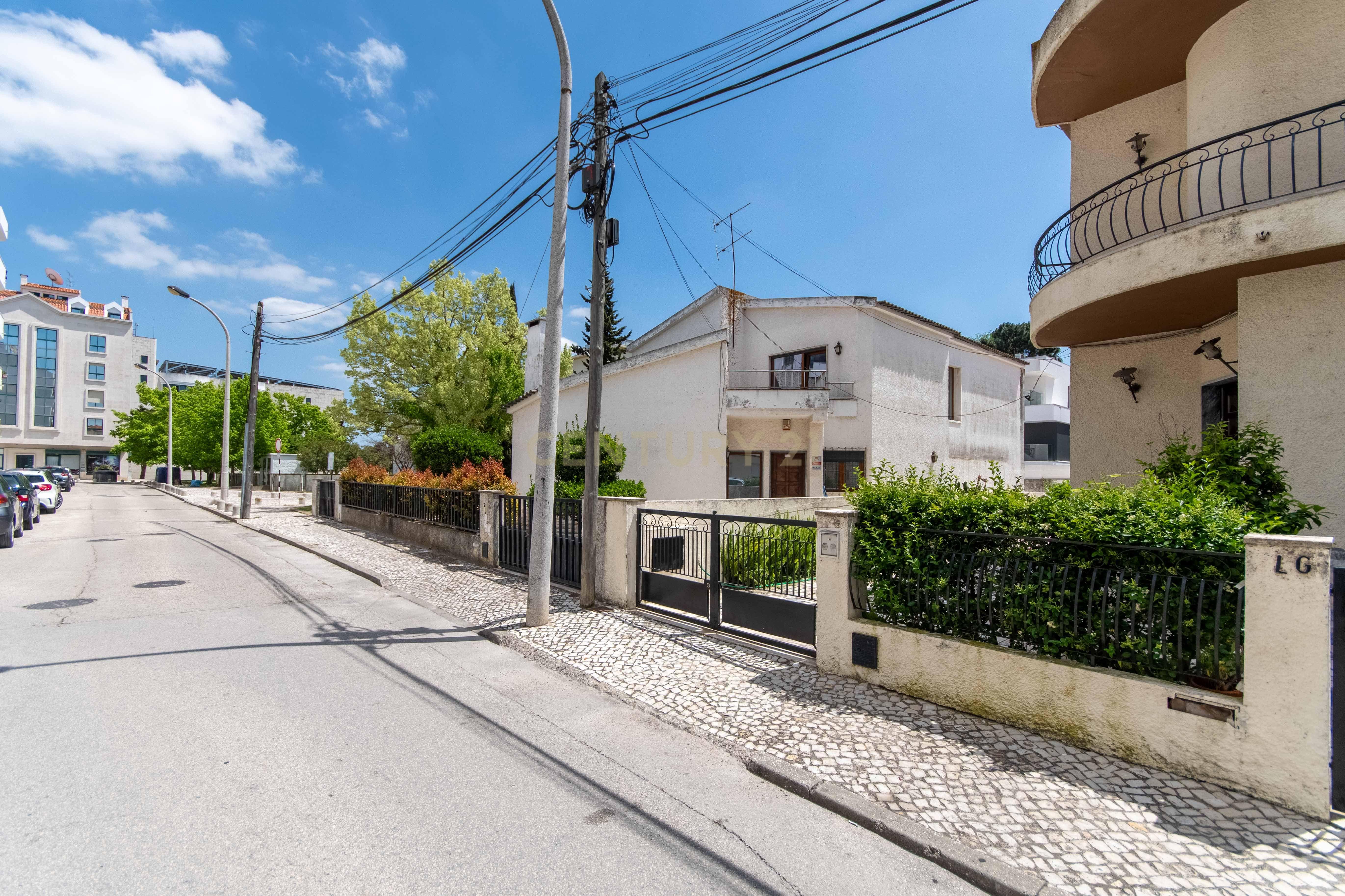 Moradia T6 no centro do Montijo com jardim e garagem - Image 6