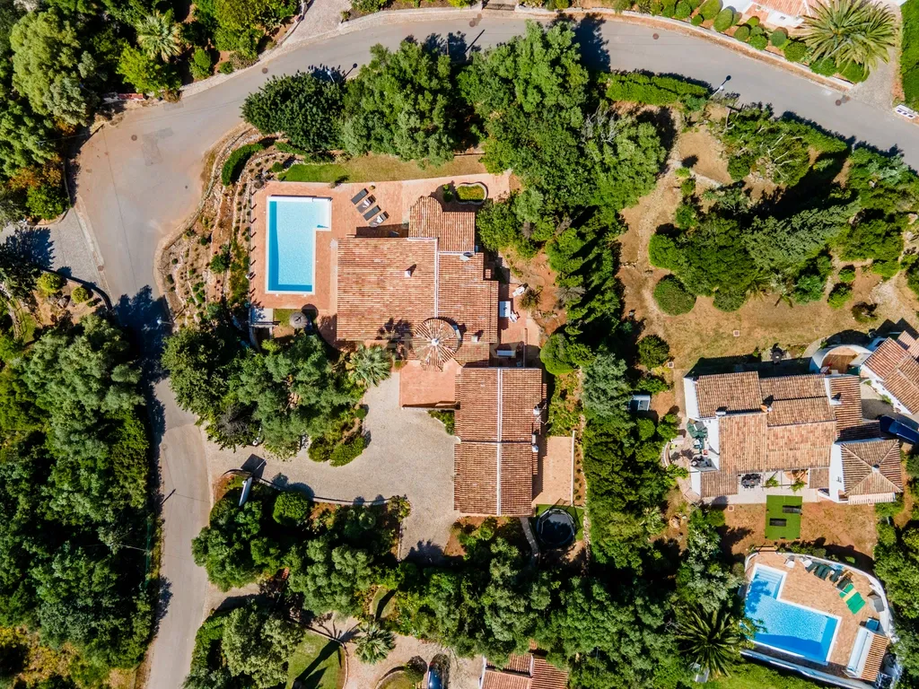 Moradia Exclusiva Térrea com Piscina Aquecida, Jardim e Total Privacidade na Urbanização Serra e Mar - Image 45