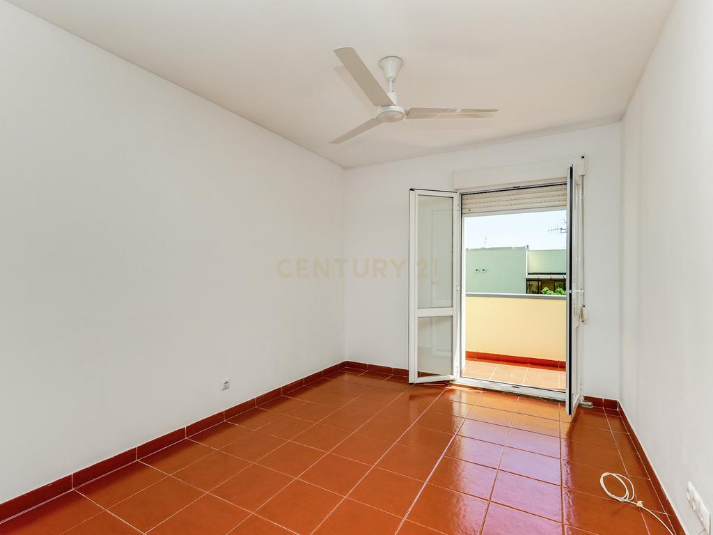 Apartamento T4 Duplex no coração de Telheiras - Image 11
