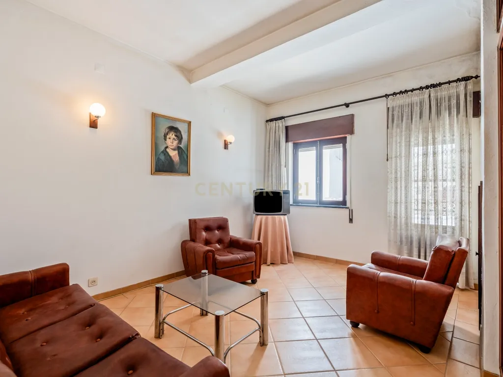 Moradia com 3 Quartos, Quintal e Terraço – Excelente Localização em Albufeira - Image 9