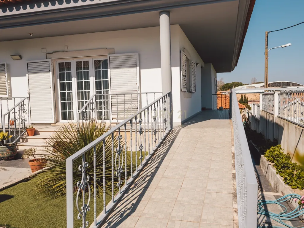 Moradia Isolada T4+2 com Piscina | Lazarim – Charneca da Caparica - Image 3