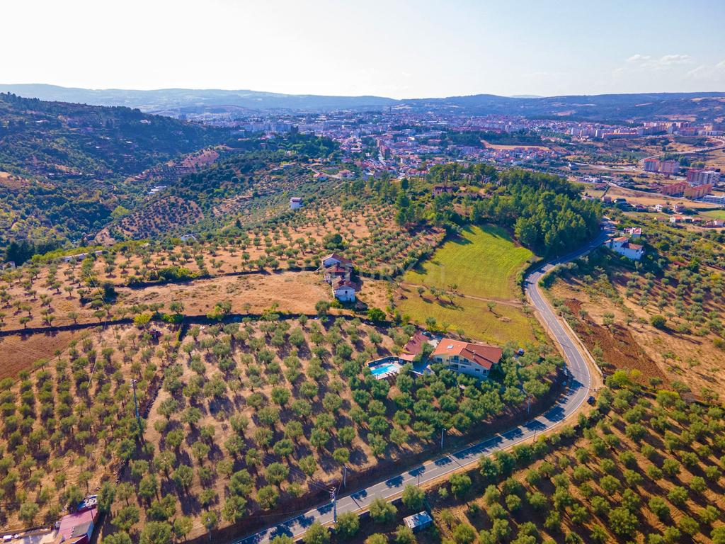 Moradia localizada na capital de distrito, no coração do Nordeste Transmontano. - Image 12