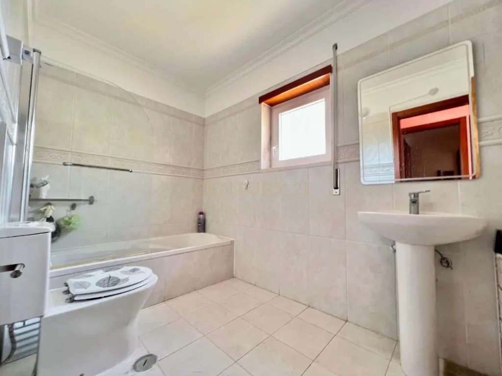 Apartamento T3 em Azambuja com Vista Panorâmica e Garagem - Image 14