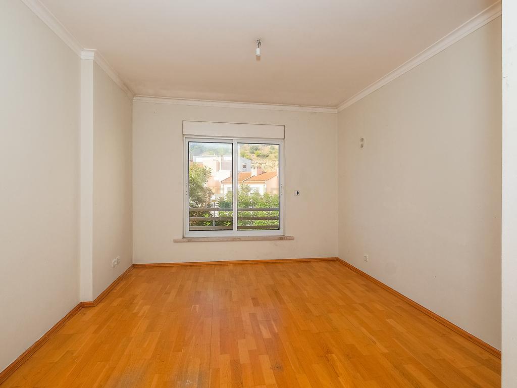 Apartamento T3 luminoso na Parede com varandas, garagem e arrecadação - Image 7