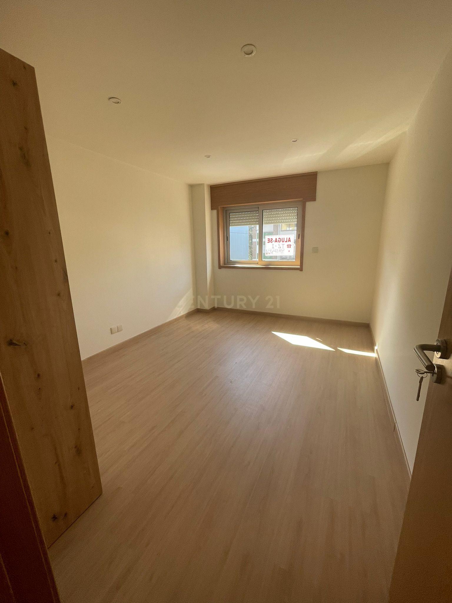 Fotografia 11 de Arrenda-se T2+1 Renovado em Guimarães