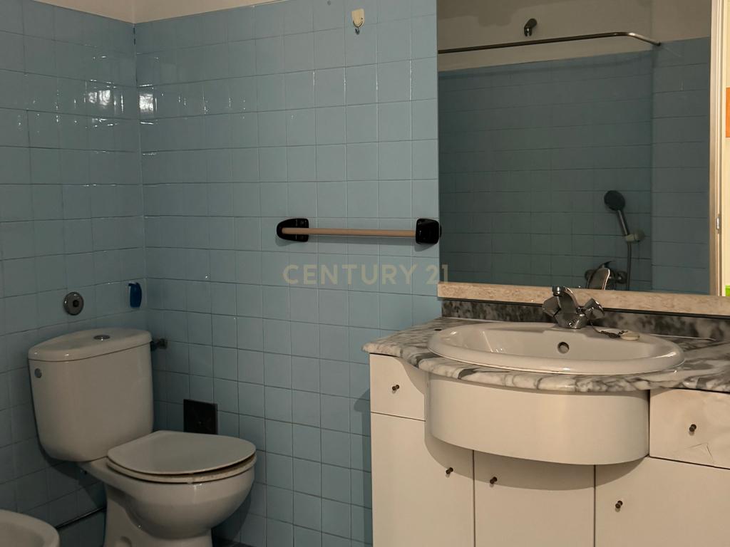 Apartamento T4 em Almada em frente ao metro de superfície! - Image 21
