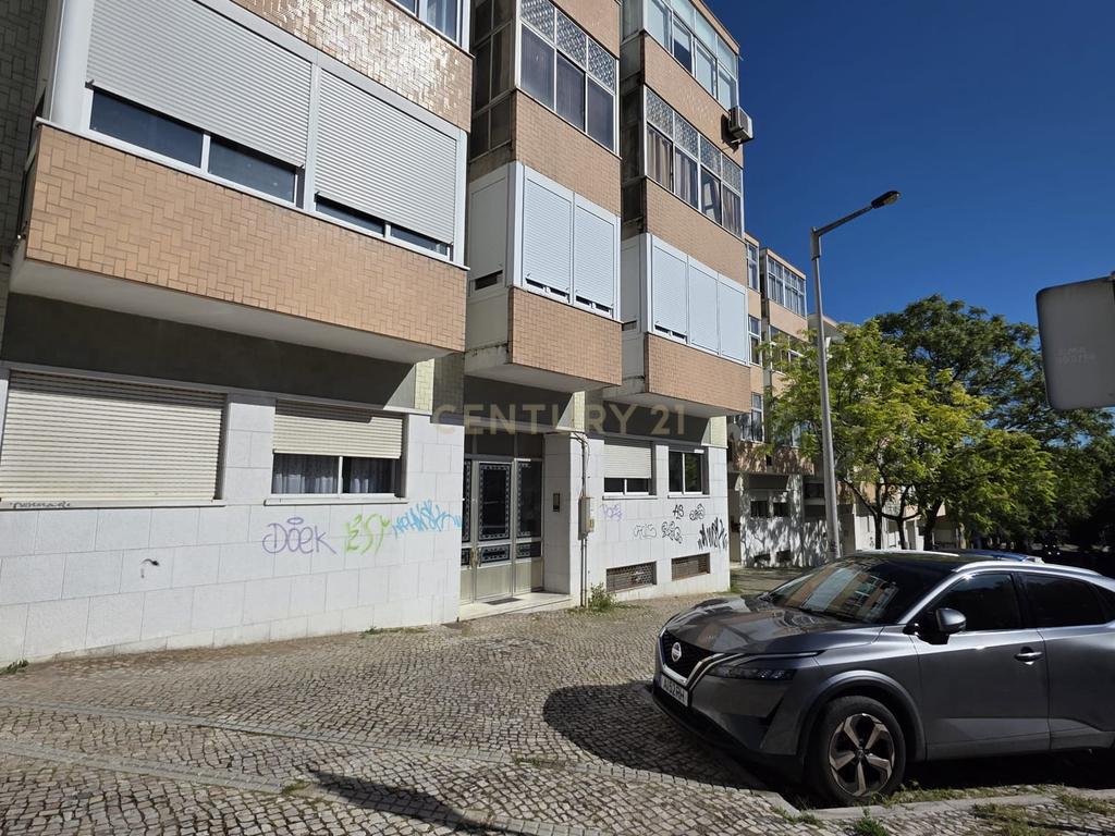 Apartamento T4 agora T3 em Almada transportes á porta  #  Negociável  # - Image 12