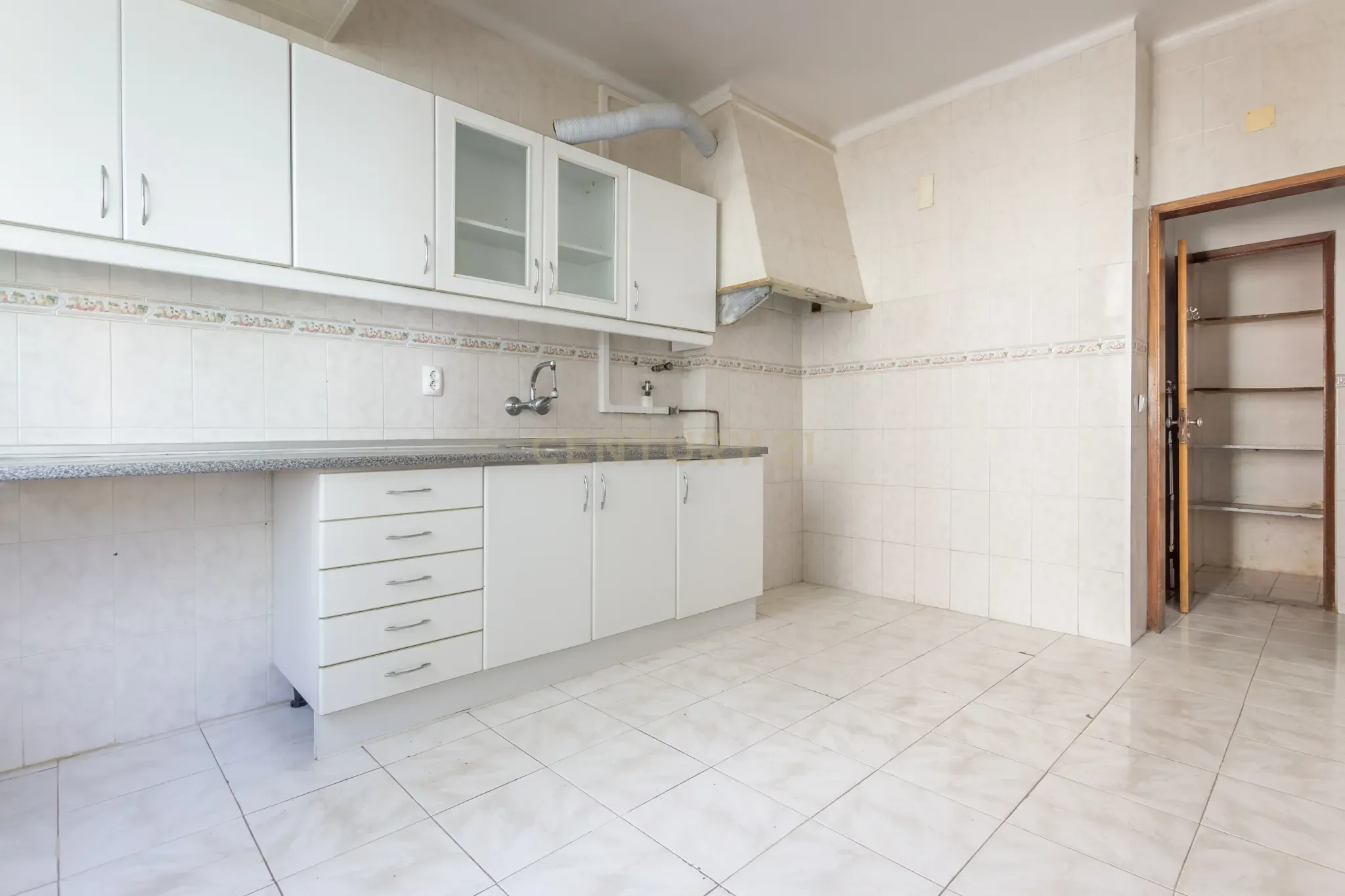 Apartamento T3 em Barreiro com Excelente Localização e Luz Natural - Image 2