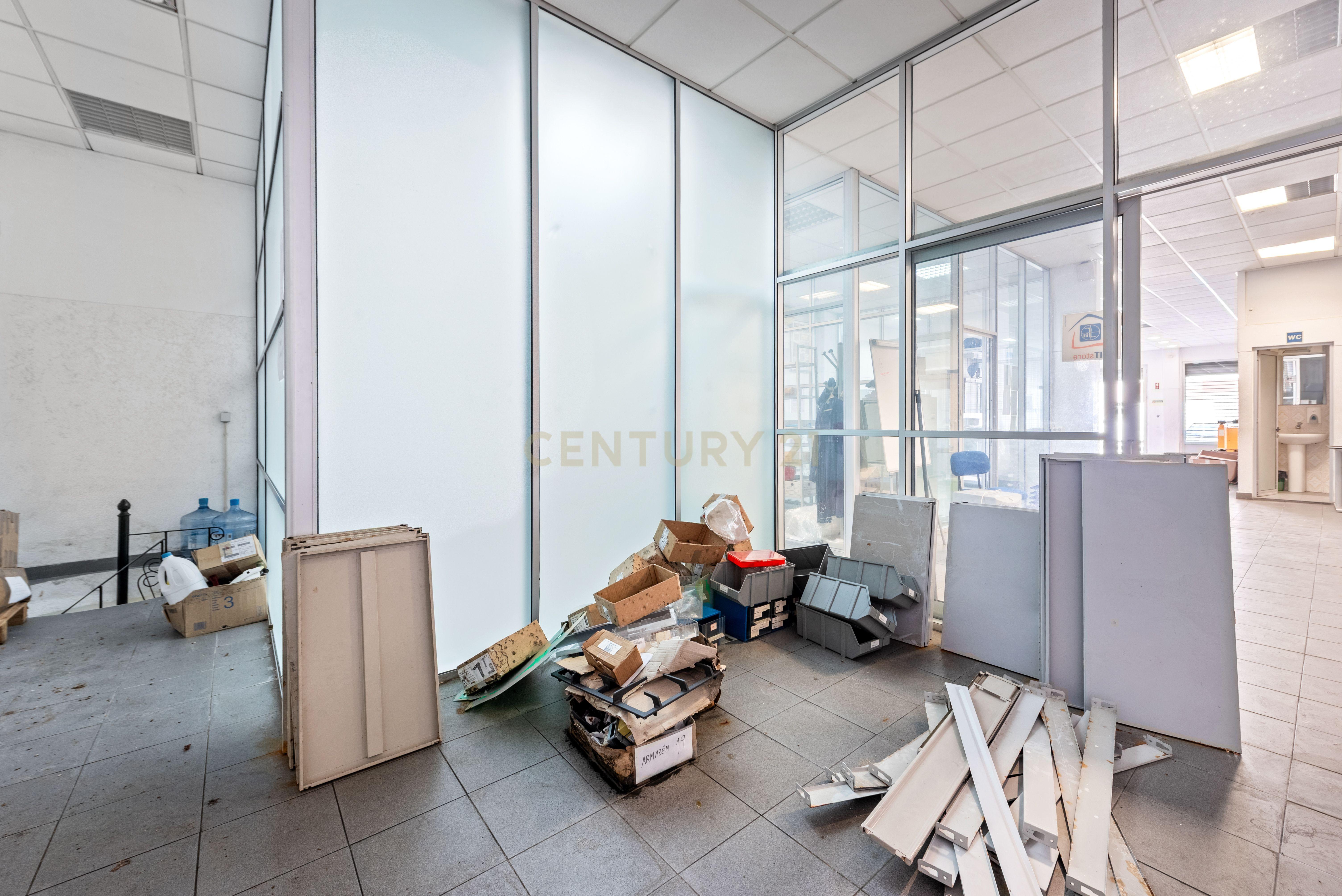 Fotografia 3 de Loja com cerca de 300 m², armazém e monta-cargas no Olival Basto