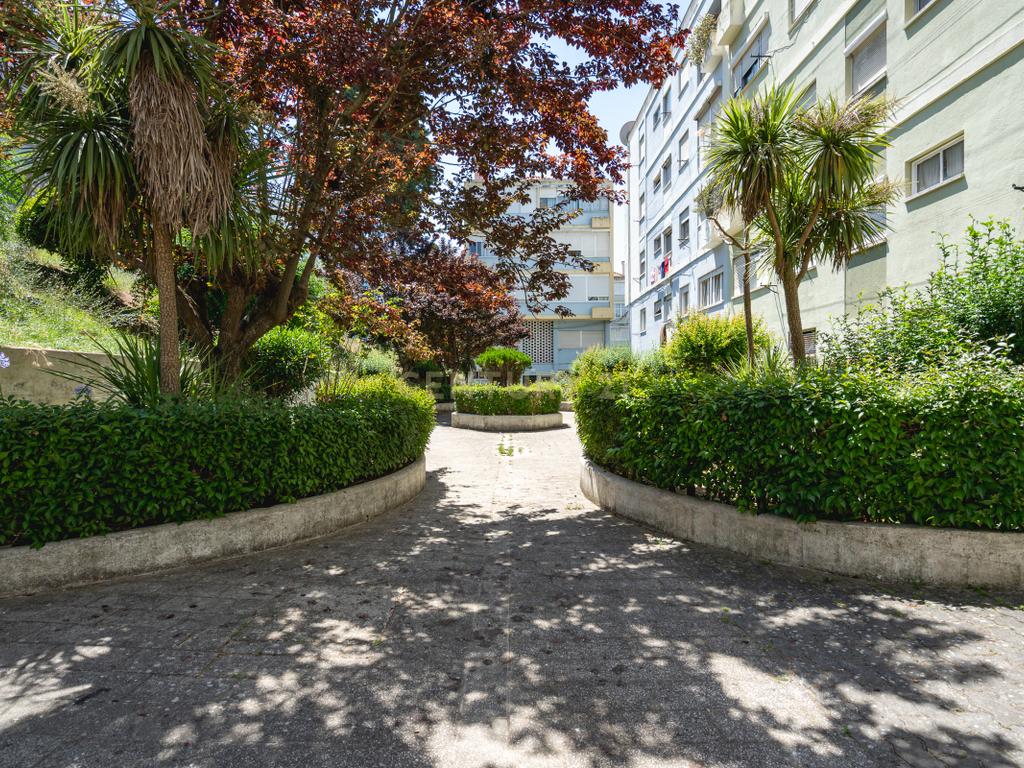T2 Luminoso na Vila da Apelação – Espaço, Conforto e Potencial - Image 21