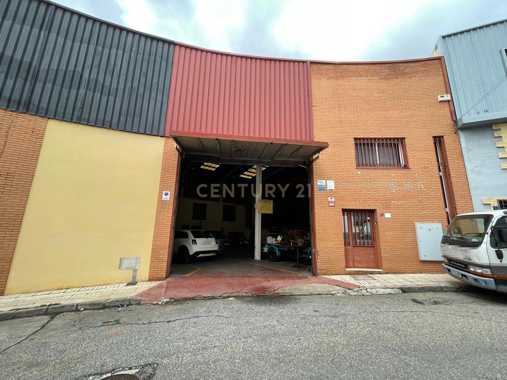 Edifício industrial para venda em Málaga - 878 m², escritórios, ponte rolante e vários acessos - Image 5