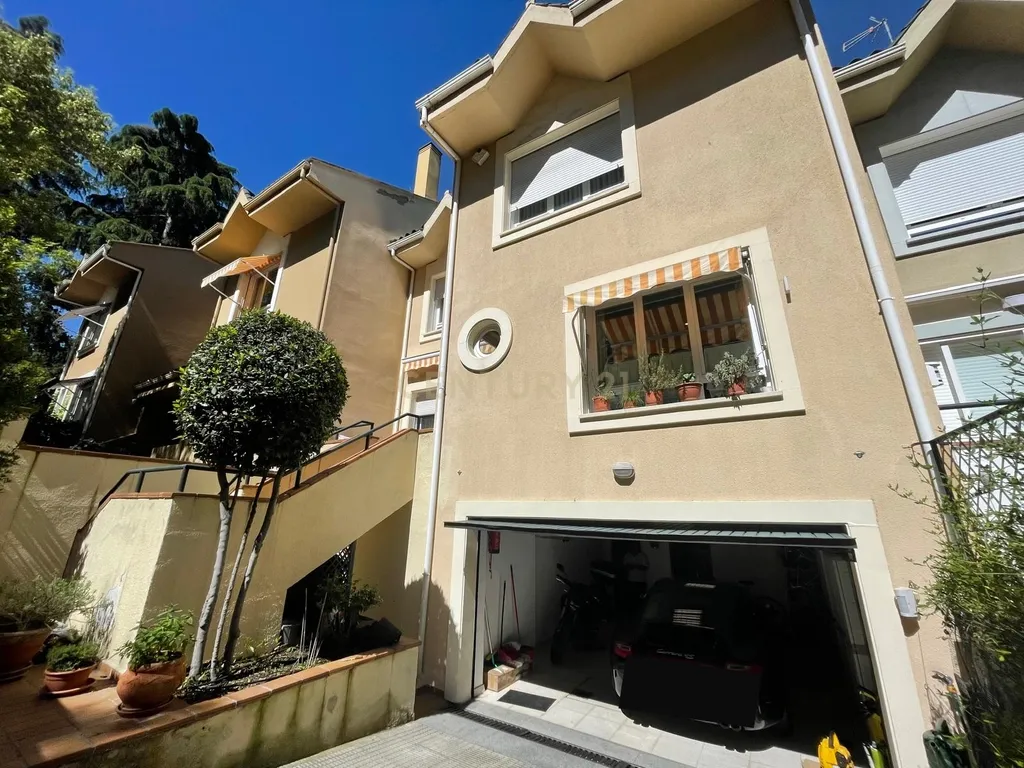 Luxuosa Moradia Renovada em Madrid com Vista para a Cidade - Image 34