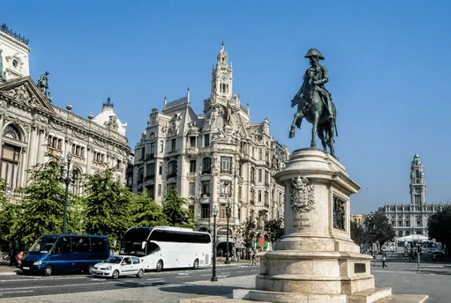 Edifício no Centro histórico do Porto - Rendimento acima de 5% - Image 16