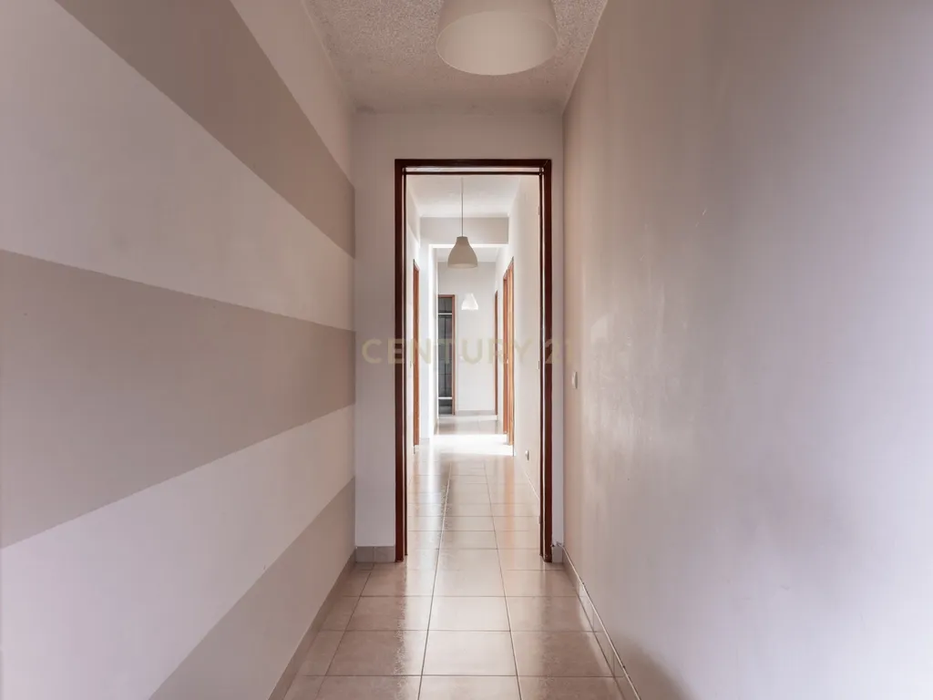 Apartamento T3 com elevador e garagem na Rua Luciano Cordeiro, em Lisboa - Image 23