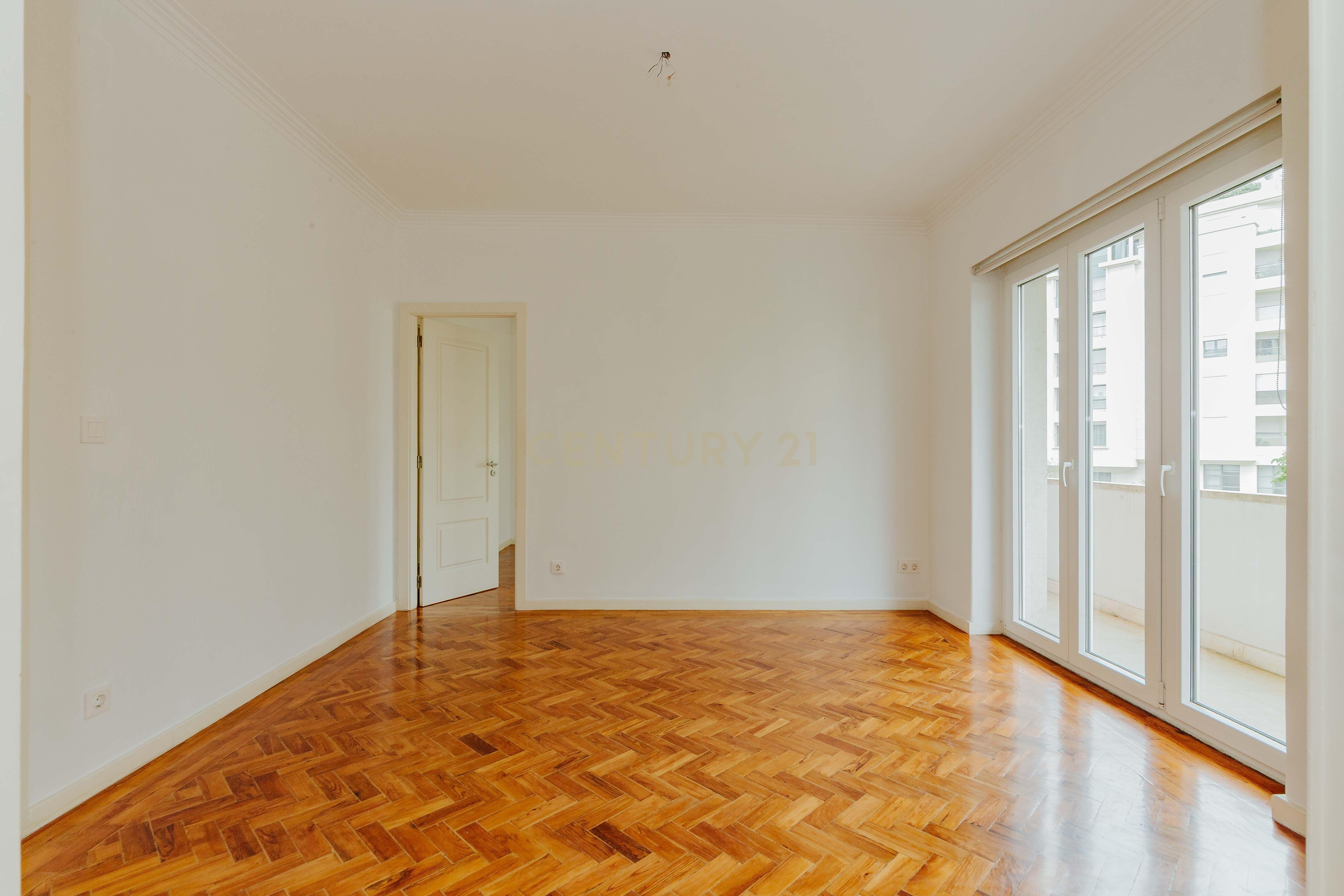 APARTAMENTO T5 REMODELADO SALDANHA LISBOA - Image 14