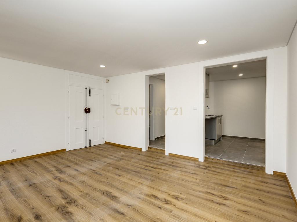 Apartamento T1+1 totalmente remodelado, próximo da Assembleia da República - Image 9