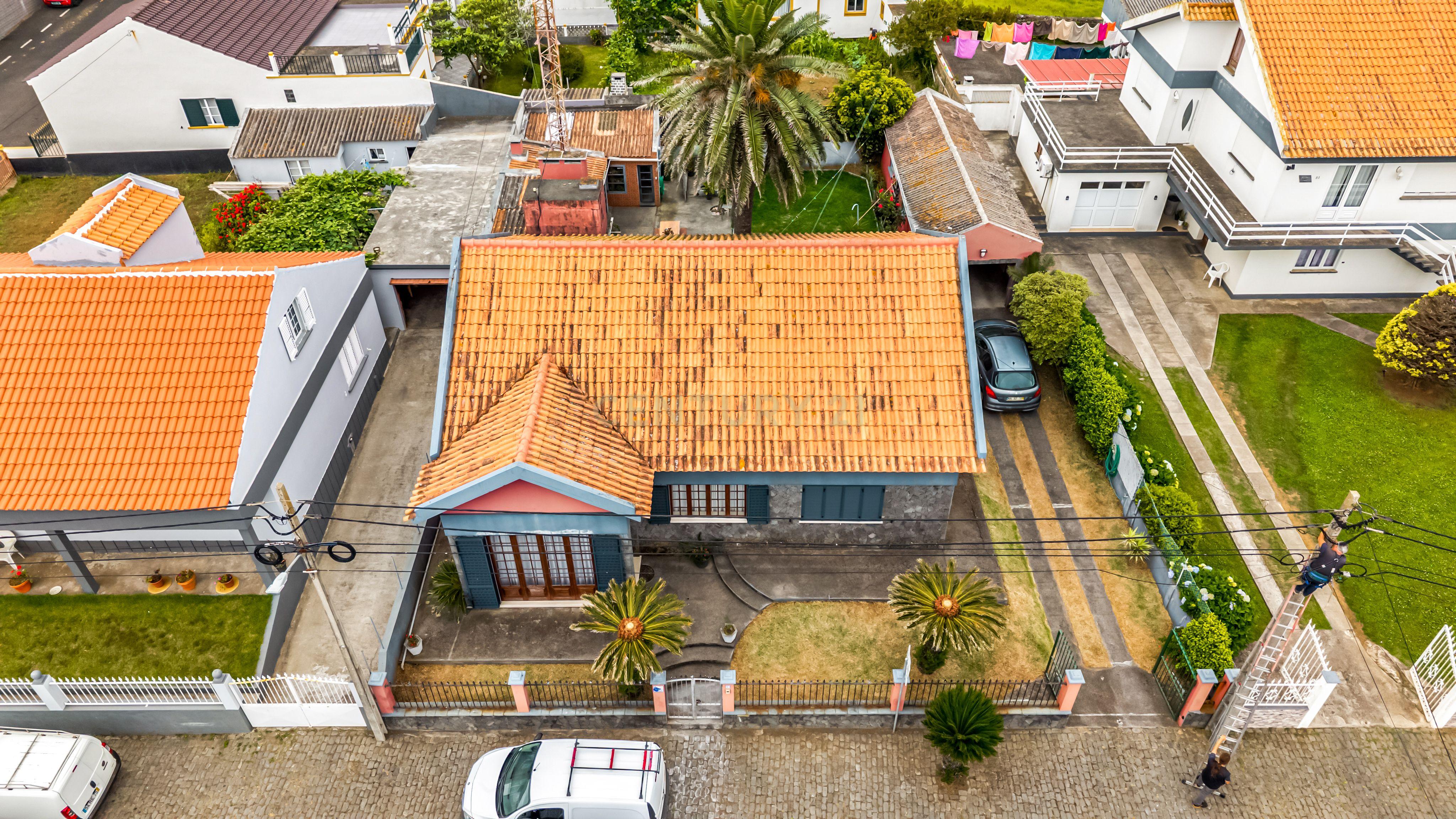 Fotografia 7 de Moradia T2 + 1  com Jardim e Garagem em Porto Judeu - Angra do Heroismo
