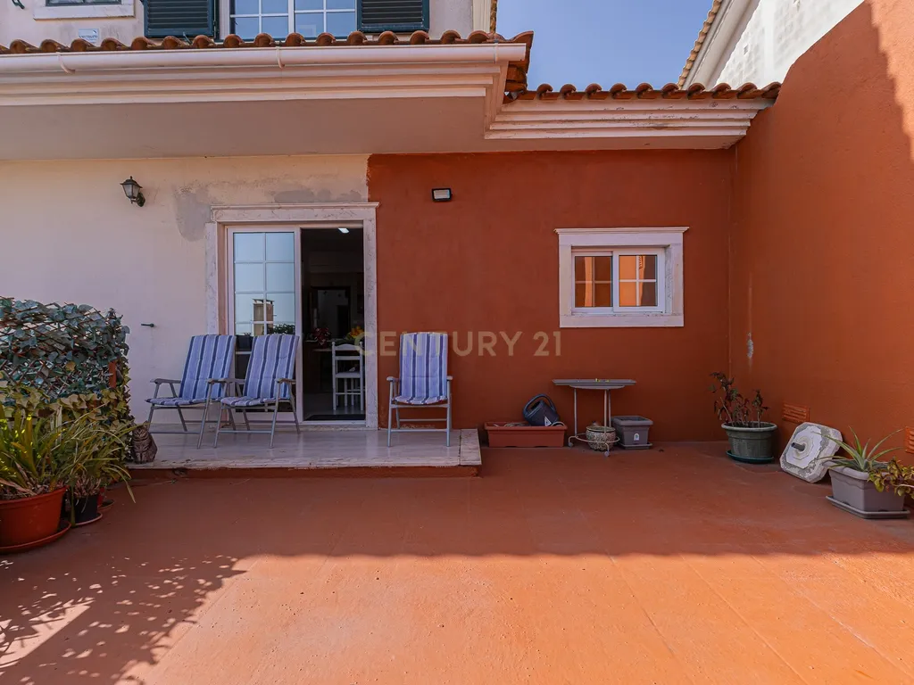 Moradia T4 com 3 Pisos + Sótão e Garagem — Famões - Image 32