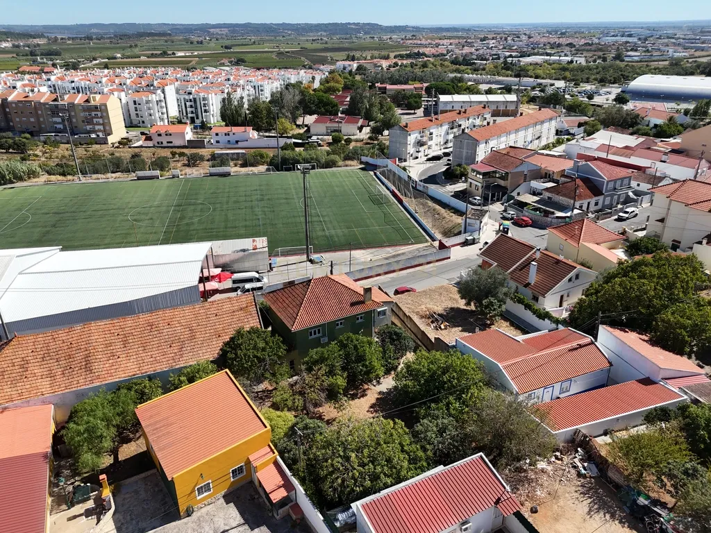 Moradia Bi-familiar com terreno de 800m2 urbanos - Paredes, Alenquer - Image 8