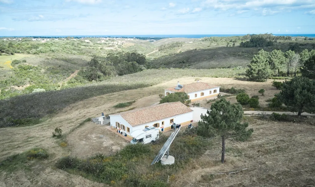 Acorde com vistas deslumbrantes sobre o oceano no seu rancho exclusivo de 8,4 hectares no Algarve, em Aljezur! Inclui uma casa principal ecoeficiente com certificação energética A, perto de praias de surf lendárias. Este é o seu refúgio costeiro definitivo — agarre esta oportunidade rara e agende hoje mesmo a sua visita! - Image 55
