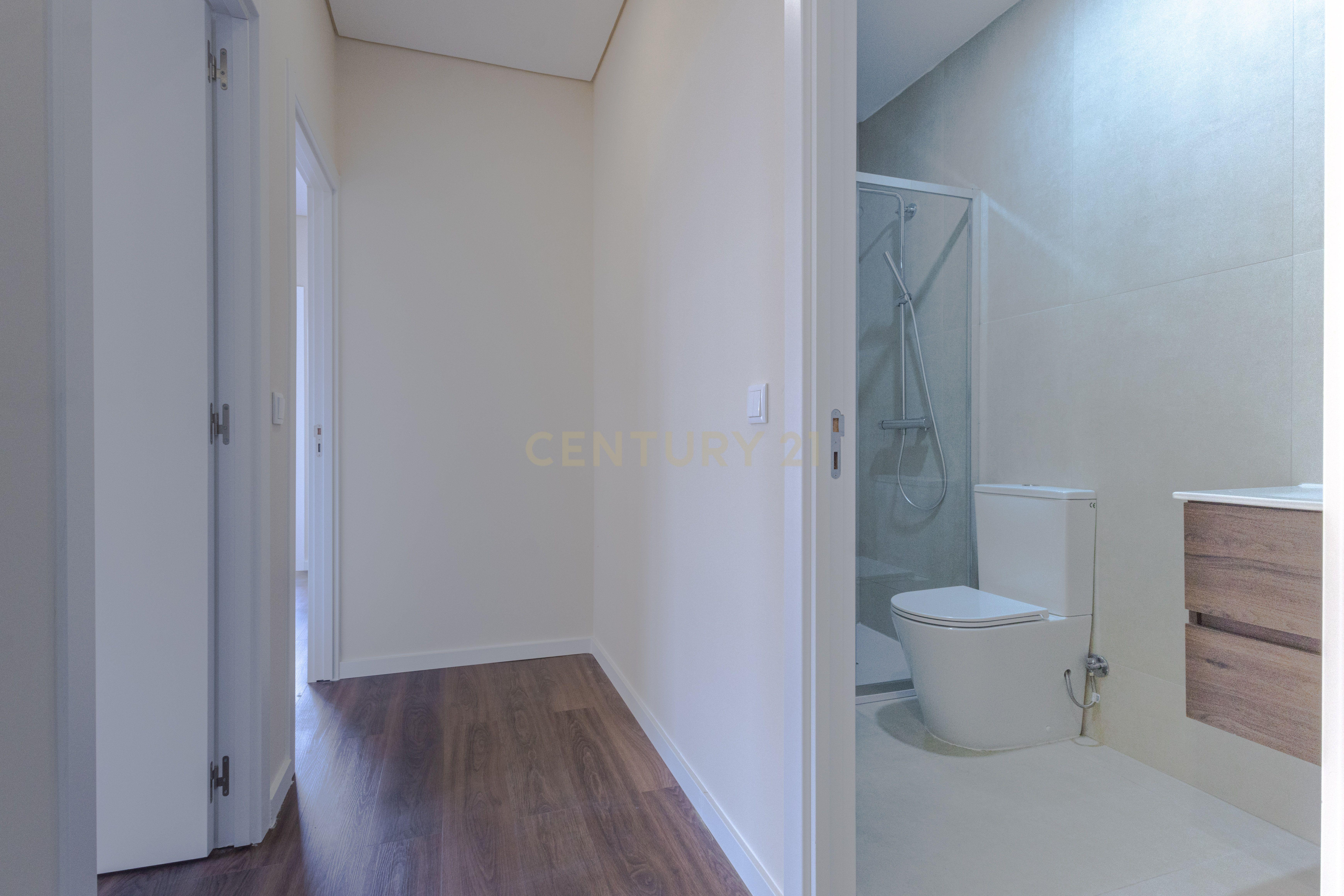 Fotografia 12 de Apartamento T2 Novo com Varanda e Lugar Duplo de Garagem