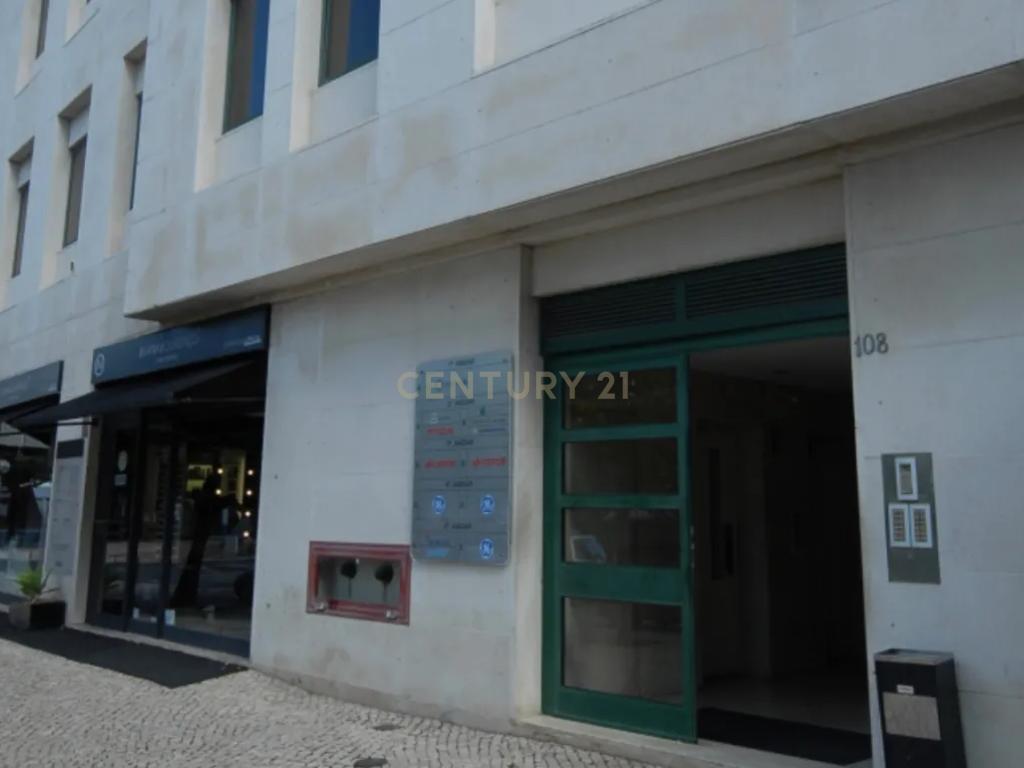 Escritório com 157 m2 na Av. Columbano Bordalo Pinheiro, Lisboa - Image 4