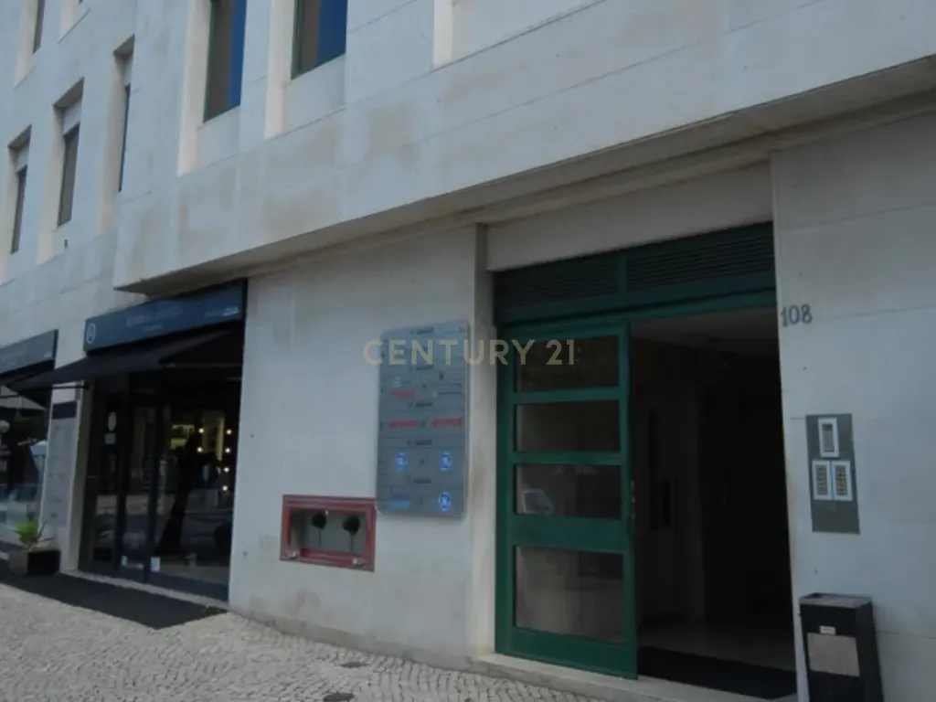 Escritório com 157 m2 na Av. Columbano Bordalo Pinheiro, Lisboa - Image 4