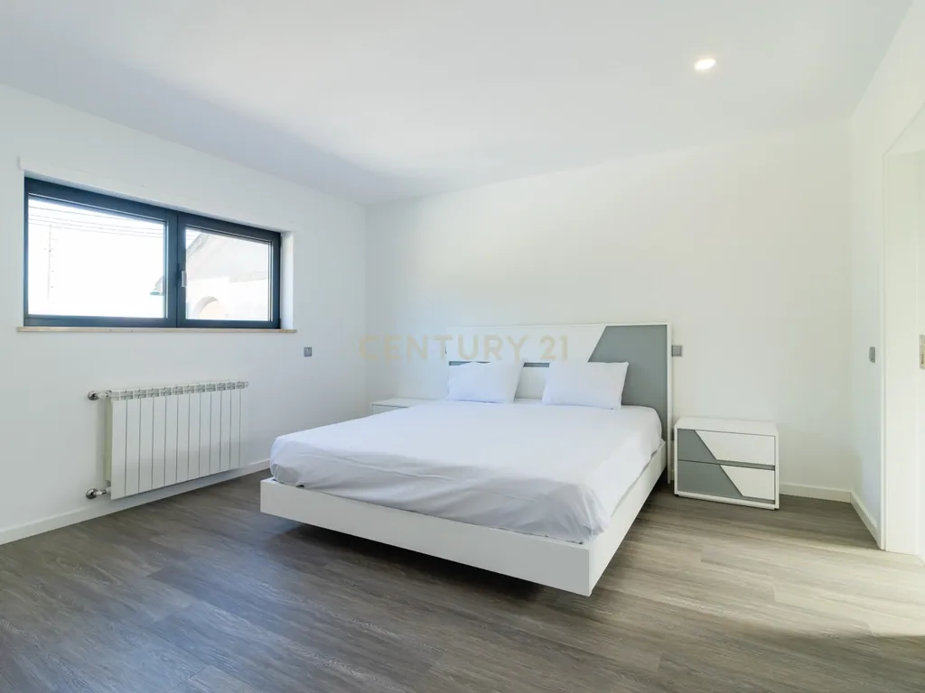 Propriedade Totalmente Renovada com Armazém/Garagem de Grande Dimensão e Piscina em Monte Real - Image 16