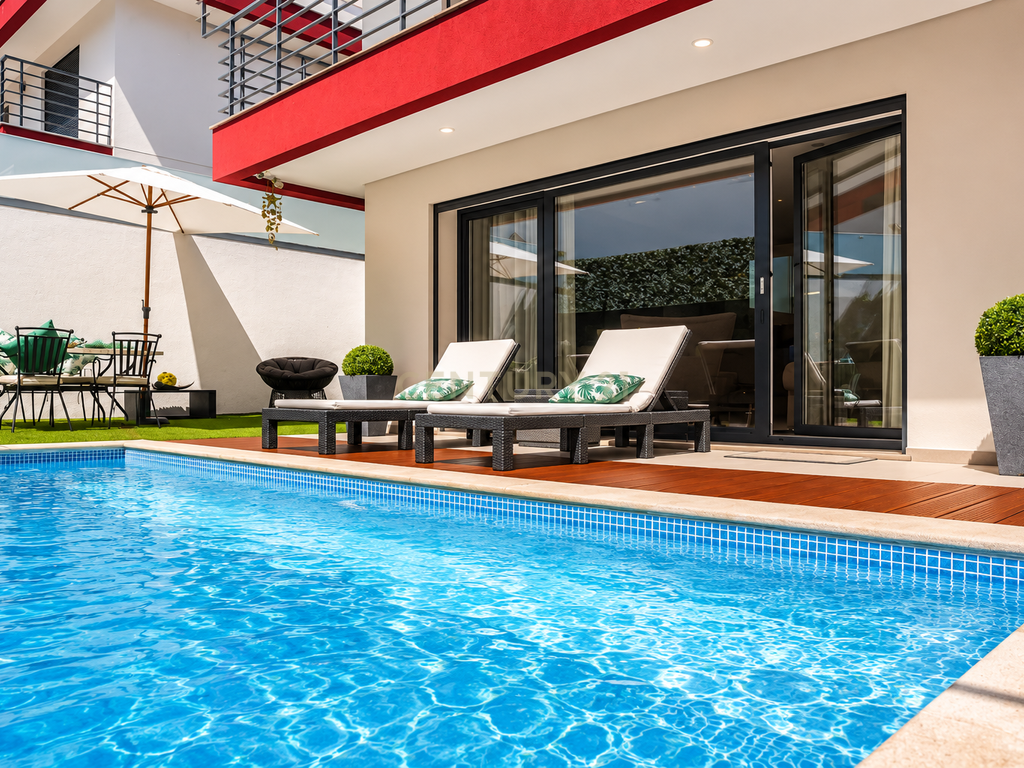 Moradia de Luxo T4 Bairro da Primavera - com Rooftop, Piscina Aquecida e Painéis Fotovoltaicos em Santa Iria da Azóia - Image 1