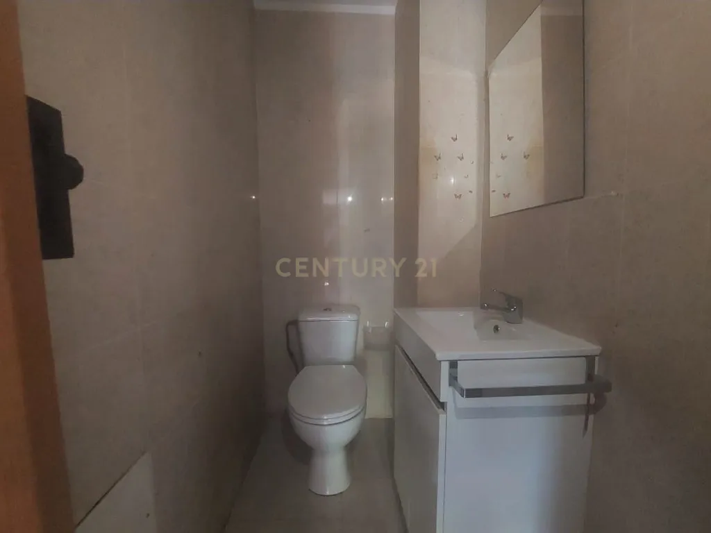 Apartamento T2 em Matosinhos com Garagem e Varanda - Image 14