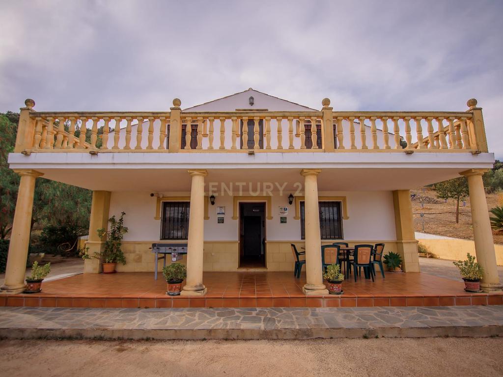 Uma propriedade rural rodeada pela natureza com uma casa de dois andares, piscina privada vedada e terraço para banhos de sol, licença turística, um olival produtivo, instalações para animais adaptáveis ​​e acesso pavimentado a apenas 10 minutos de Ronda. - Image 6