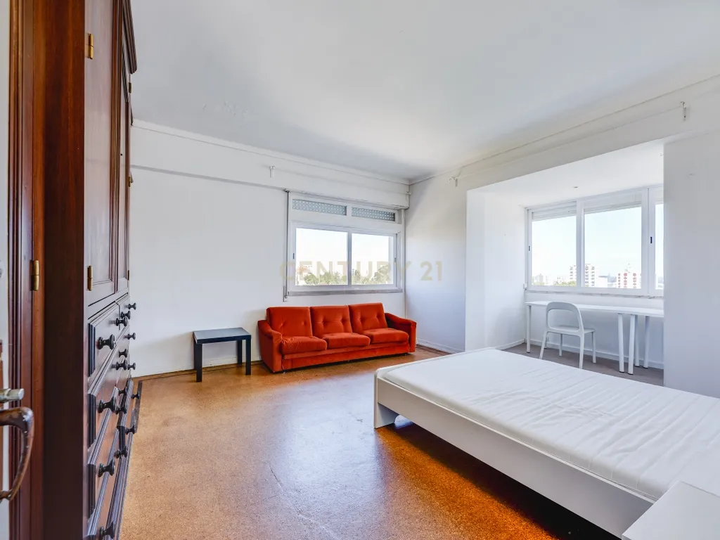 Apartamento T4 para Remodelação no Coração dos Olivais, com Vista Fantástica - Image 28