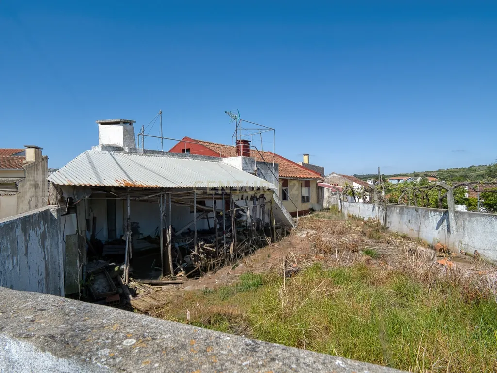 Moradia t2 mais sótão e quintal com excelente localização na Delgada - Image 17
