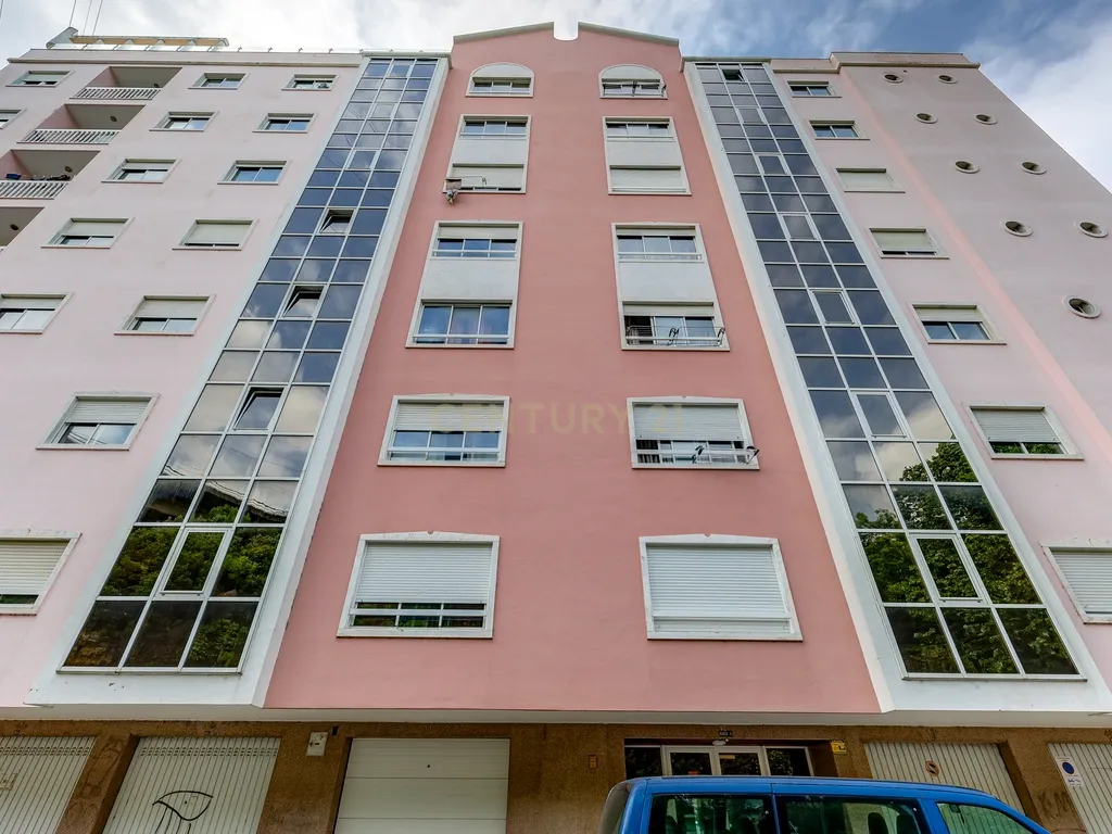 Apartamento T3 em Belas com 133m2 e box para uma viatura - Image 2